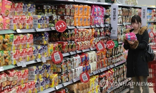 라면과 햄버거, 맥주, 커피, 빵, 초콜릿 등 가격이 품목과 기업을 가리지 않고 줄줄이 인상되고 있는 것으로 나타난 지난 3월 30일 서울 시내의 한 마트에서 시민들이 장을 보고 있다. 최근 달러 강세와 비상계엄 여파, 원재료 등 각종 비용이 오르면서 가공식품과 외식 물가 지수 상승률이 곧 3%를 웃돌 수 있다는 우려가 나오고 있다. [연합뉴스]